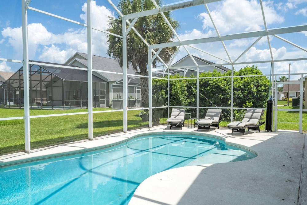 Amazing 6 Bedrooms With Pool