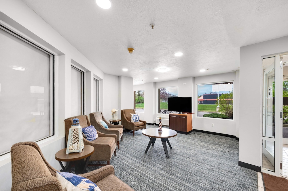 LakeWood Inn & Suites
