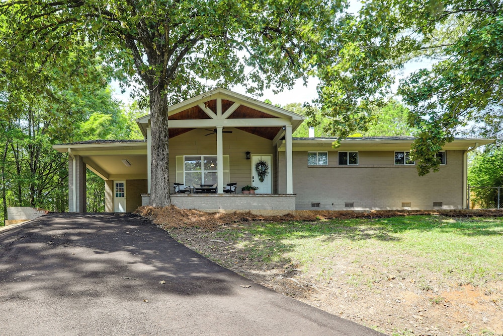 < 1 Mi to Ole Miss & The Grove! Charming Getaway
