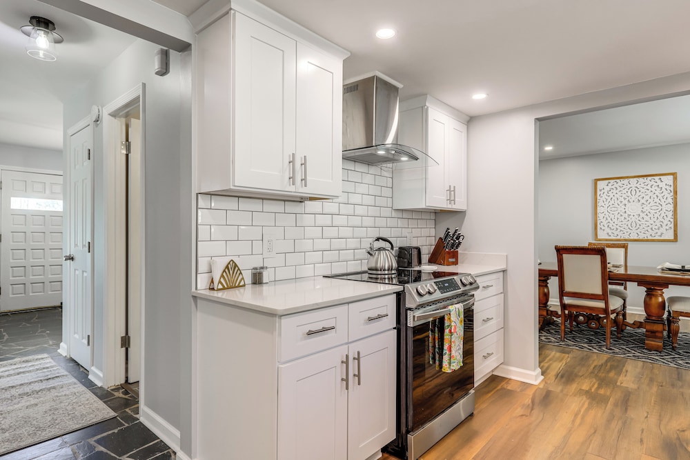 10 Mi to Downtown Macon: Family Home w/ Patio!
