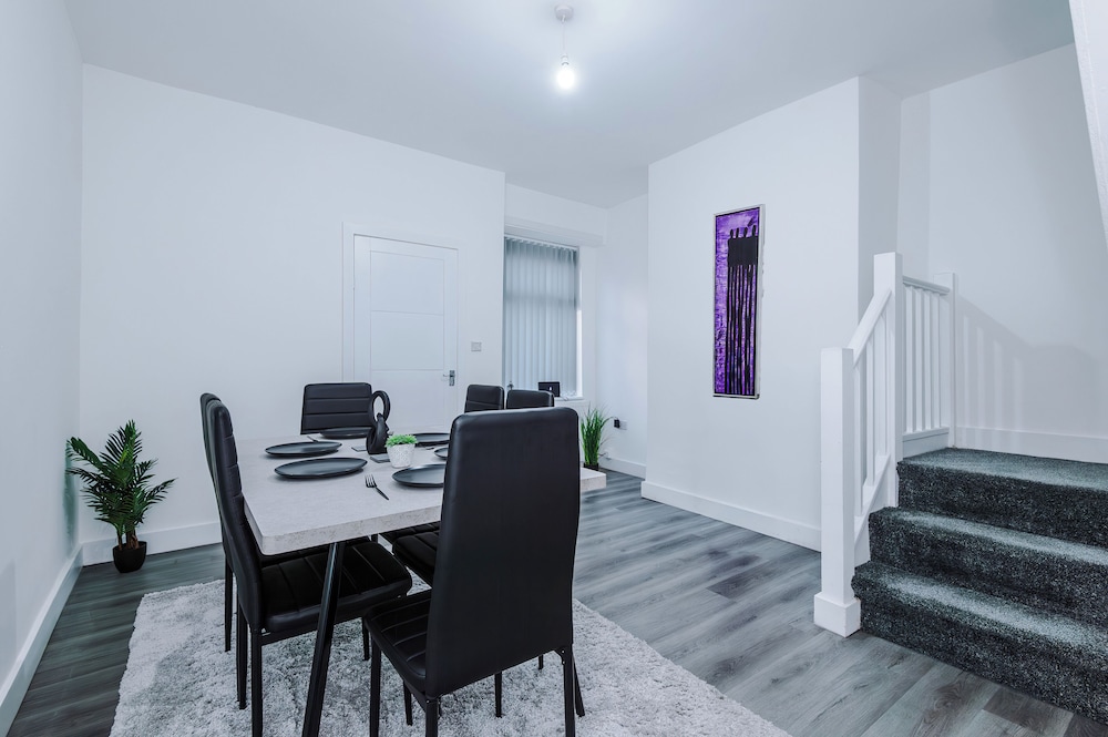 Cosy 2 bed house - 15 minutes from City