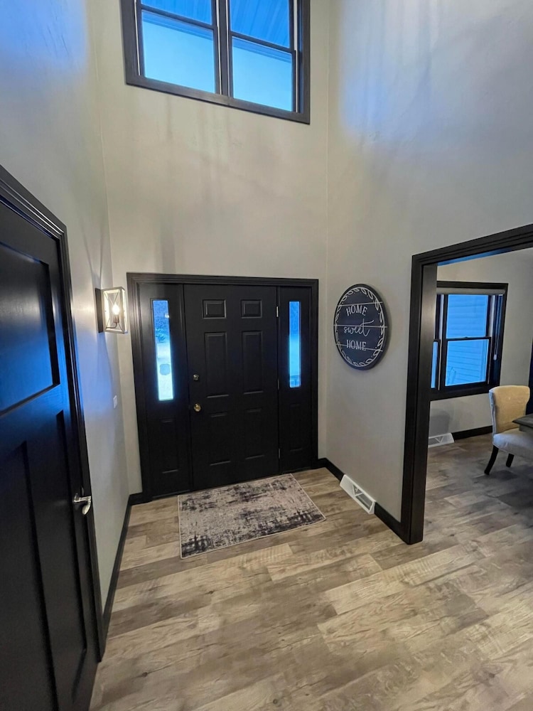 Freshly Updated Lake Michigan Home With Pool