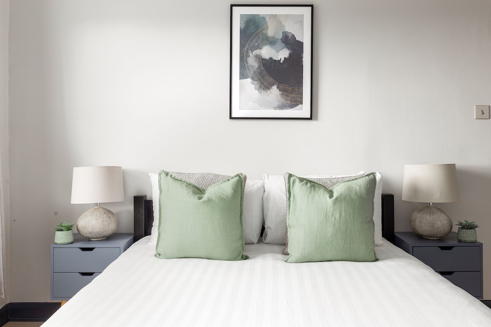 Radiant 2 Bed Flat near Portobello