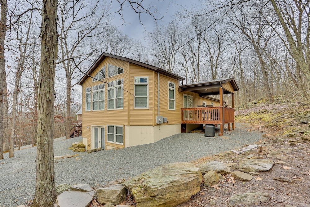 Hike, Swim & Ski: Home w/ Deck in Lackawaxen view 4