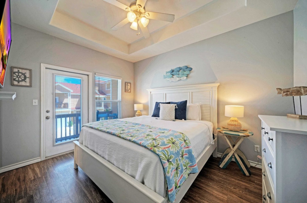 Sleeps 29, 3 Homes Beachside Resort Pool, Walk to the Beach