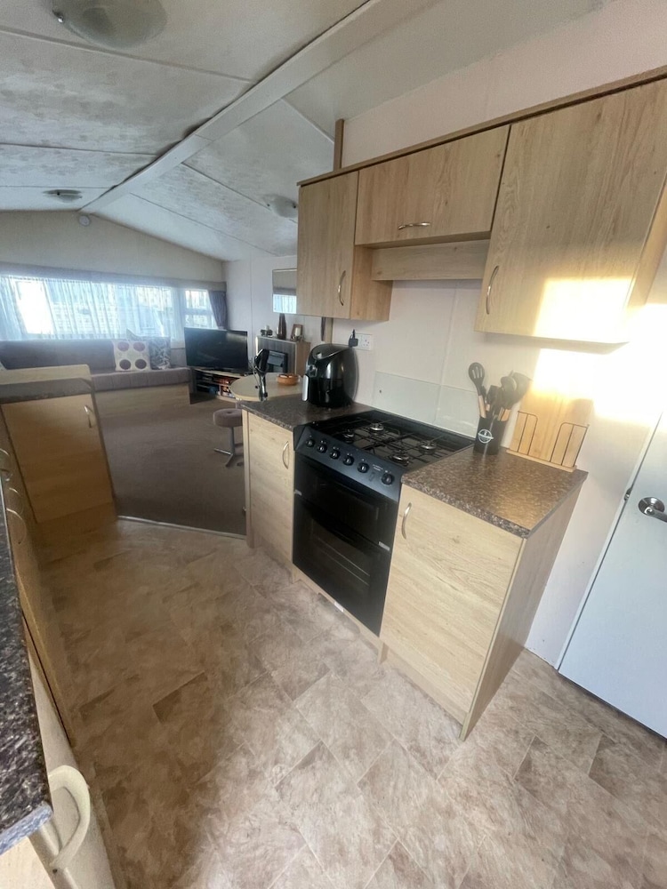 3 Bed Caravan - Sleeps 8 - Pets - Parking - Wifi