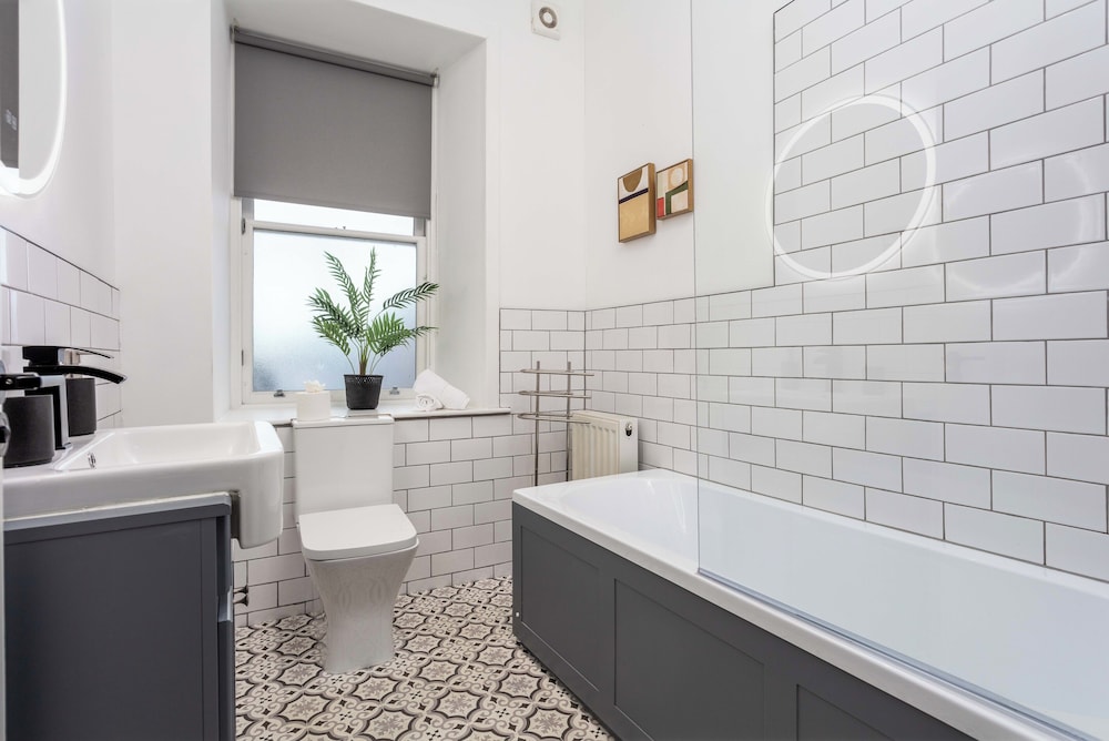 The Annick Suite No.1
