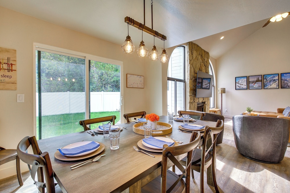 Mtn Views & Canyon Access: Cottonwood Heights Home