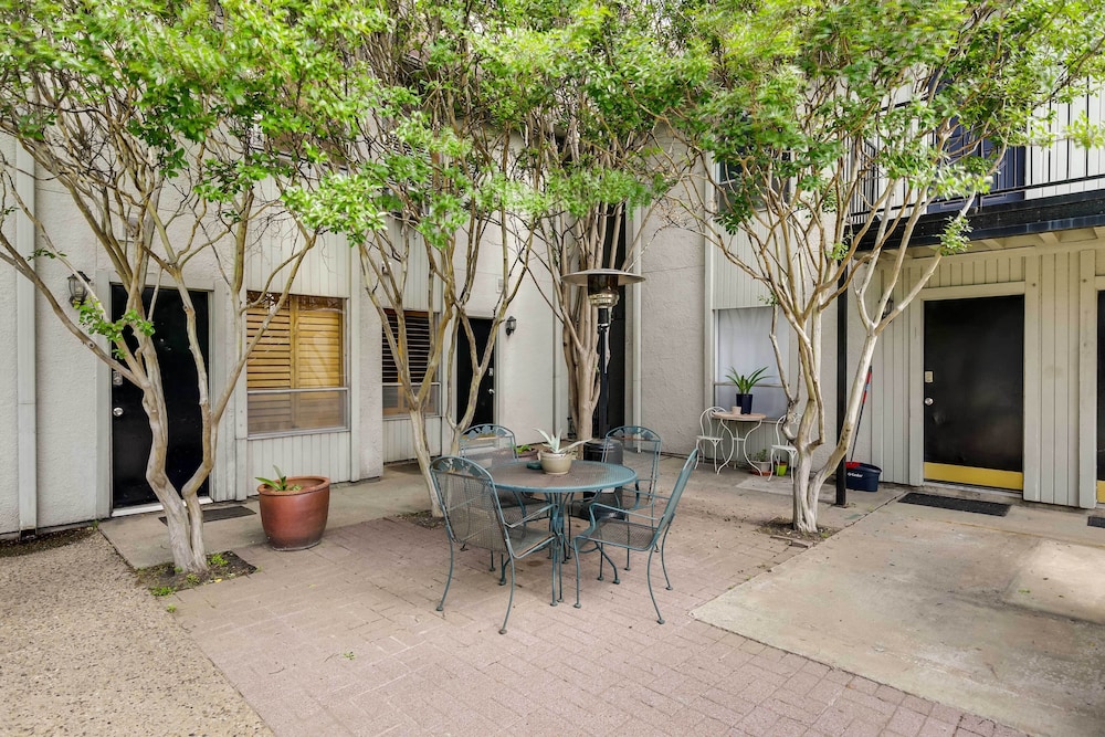 Stylish Condo w/ Pool in Knox Henderson! view 3