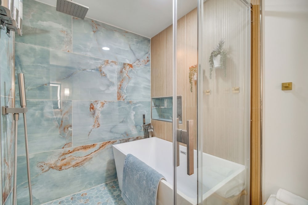 Waterfront Hot Tub - Luxe Home on Grand Lake!