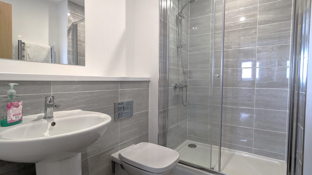1 Bed With Parking - 15 Mins to Solihull NEC