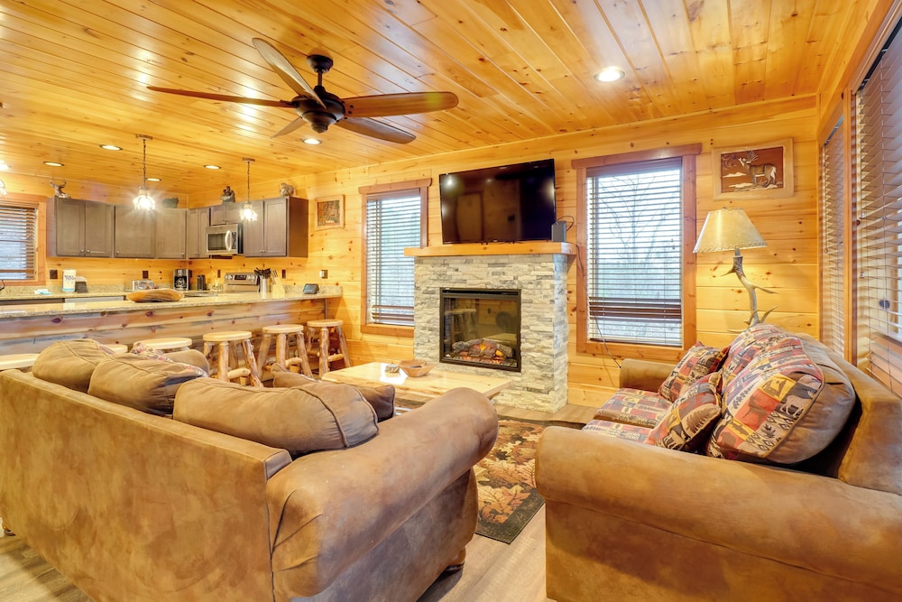 Hot Tub, Game Room & Mtn Views: Sevierville Cabin