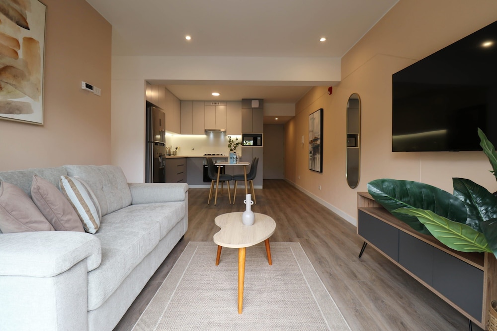 w Brilliant 2BR w Balcony in Miraflores