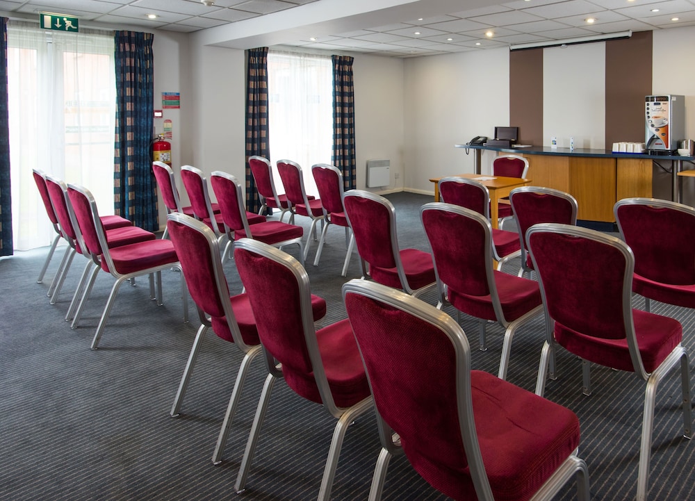 Gloucester Vacations - Holiday Inn Express Gloucester - South, an IHG Hotel - Property Image 18