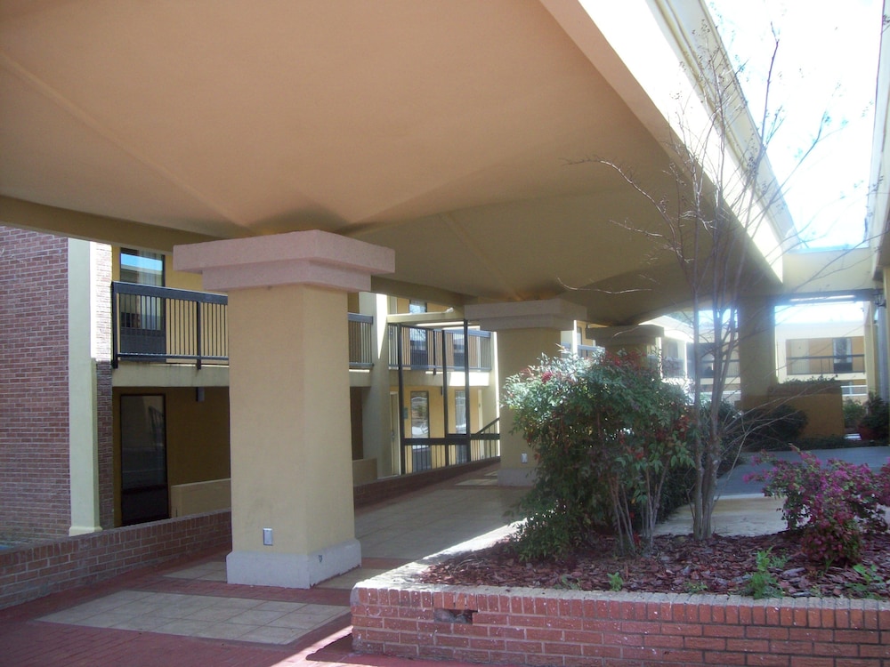 Statesboro Vacations - Quality Inn  Suites Conference Center Statesboro Historic District - Property Image 24