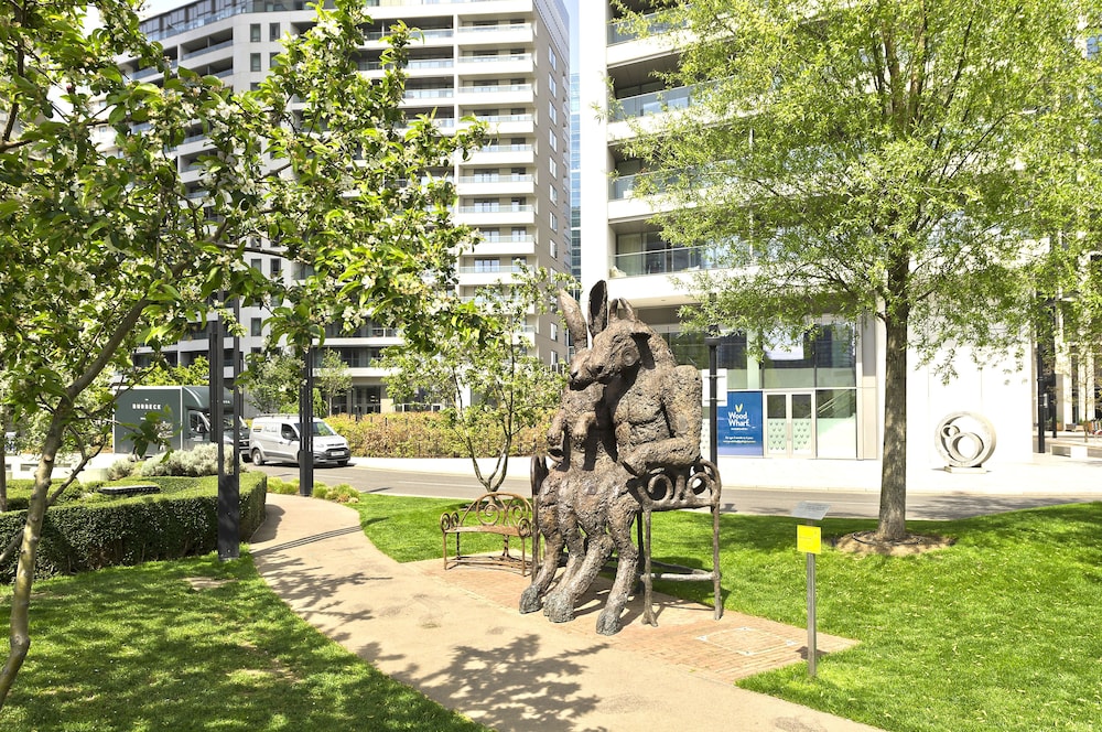 Luxury Waterfront Studio in Canary Wharf by Underthedoormat
