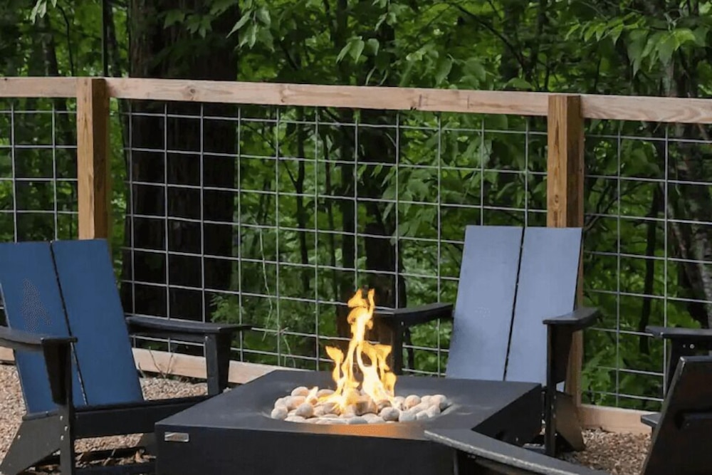 Arcade, Playground, Indoor Pool, Hot Tub, Firepit Minutes From Dollywood & National Parks 2 Firefly Mountain Suites by Avantstay