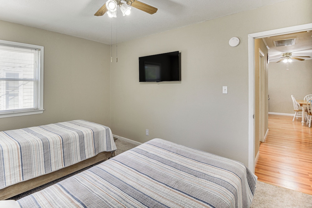 Pet-friendly Virginia Beach Abode w/ Deck & Grill! view 4