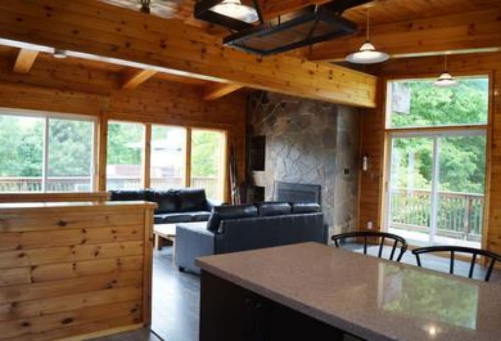 6 Bed Blue Mountain Chalet with Hot Tub 8 - Image 3