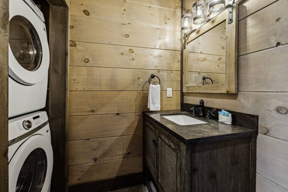 Grand Splash Lodge 6 Bedroom Cabin