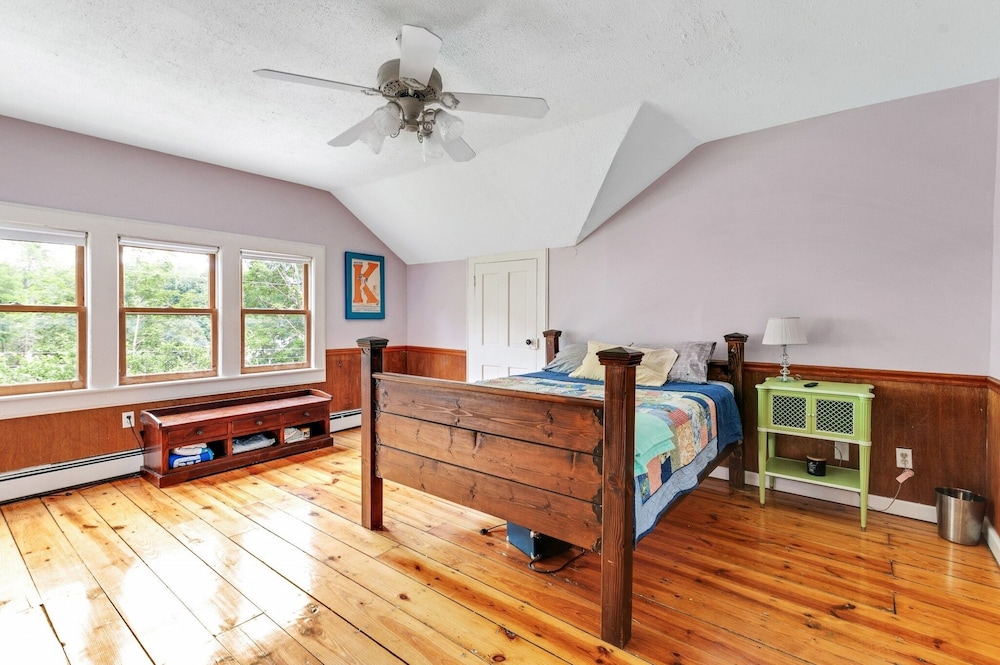 Spacious Victorian Home With Mountain Views And Lots Of Fun Extras!! 5 Bedroom Farmhouse by Redawning - Property Image 32