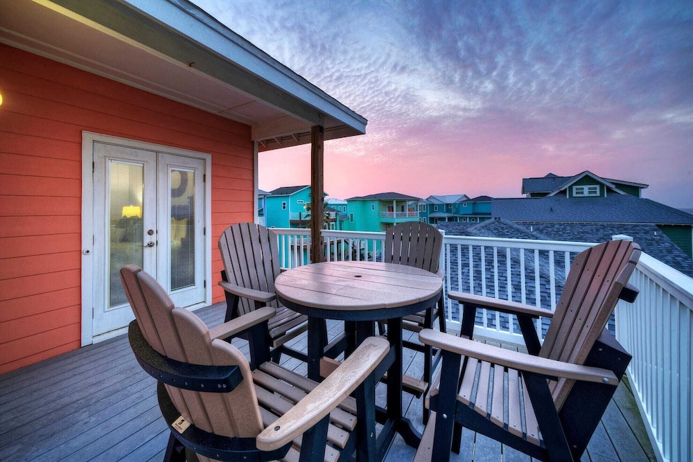 Beach Boardwalk, Pool Access & Ocean Views Coral Reef by Avantstay