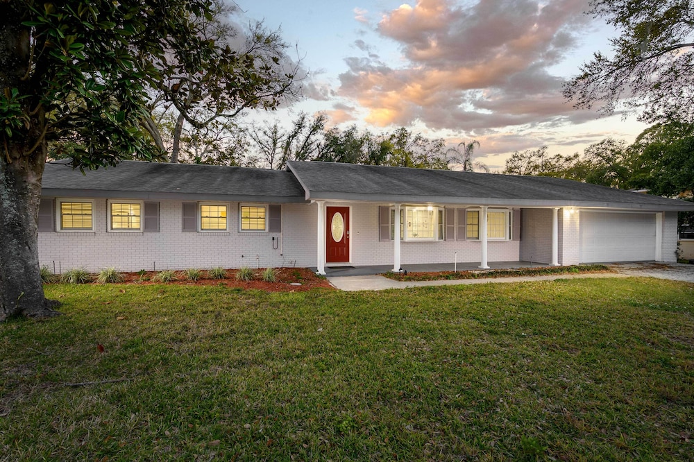 Pool & Game Room: Spacious Brandon Home view 4