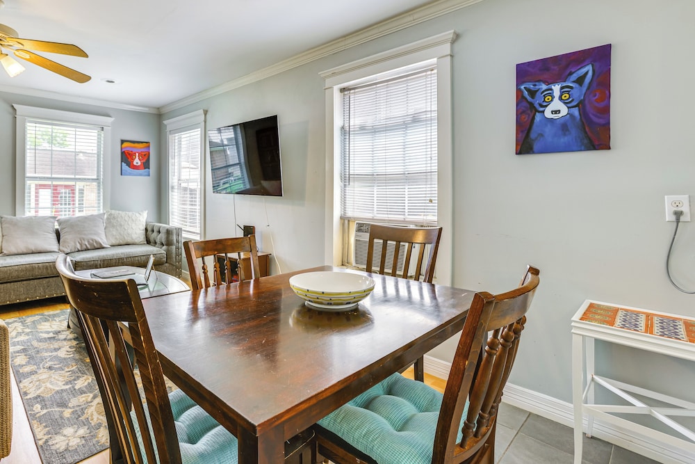 9 Mi to Downtown Houston: Cozy Cottage w/ Patio!