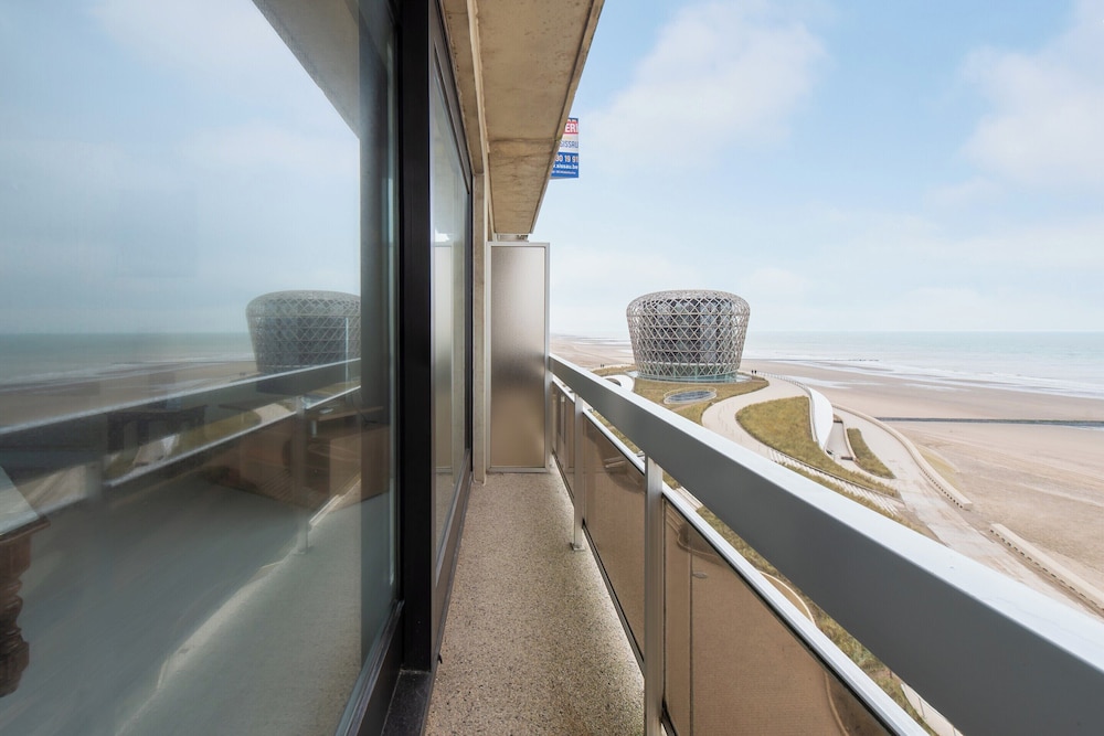 Apartment in Middelkerke With Beach Views