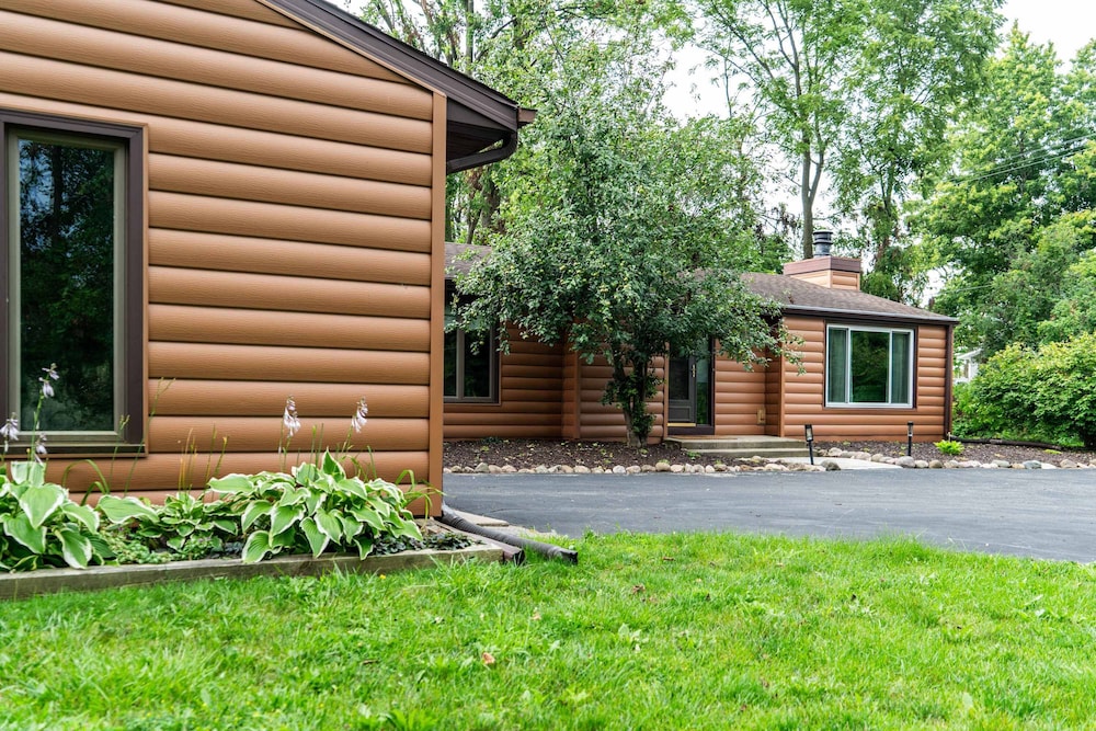 Highway Chalet - Centrally Located to Area Attractions!