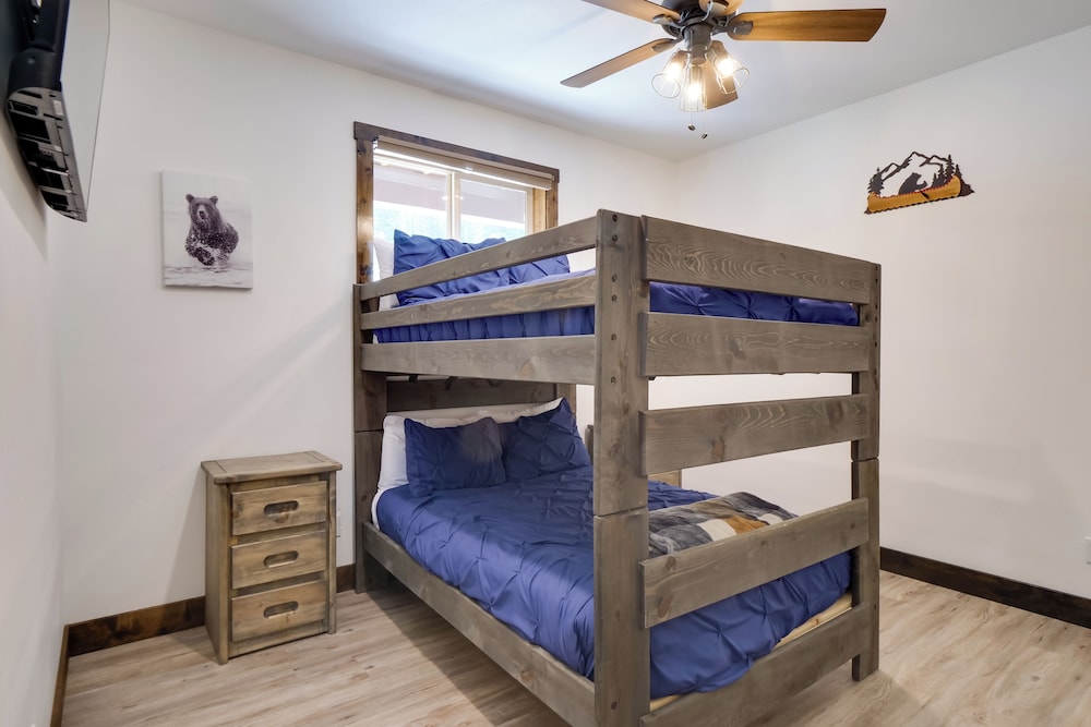 Hot Tub, Pool Table & Fireplaces: Blue River Gem