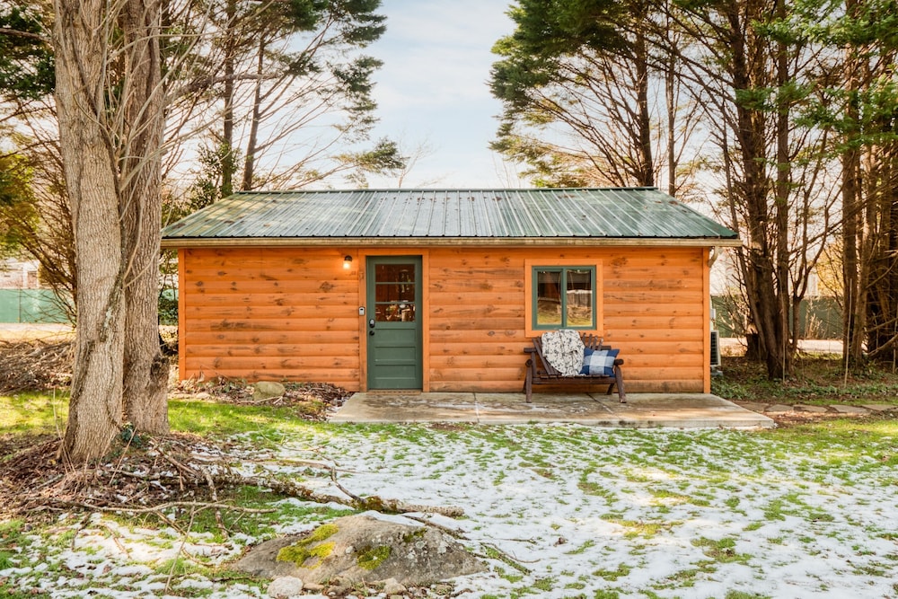 Sugar Cove by Avantstay Cabin by The River! w/ Hot Tub, Pool Table & Guest House! view 3