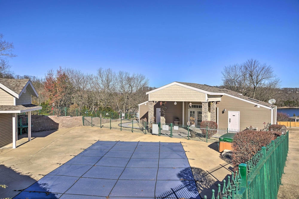 Resort Hot Tub Access! Table Rock Lake Condo