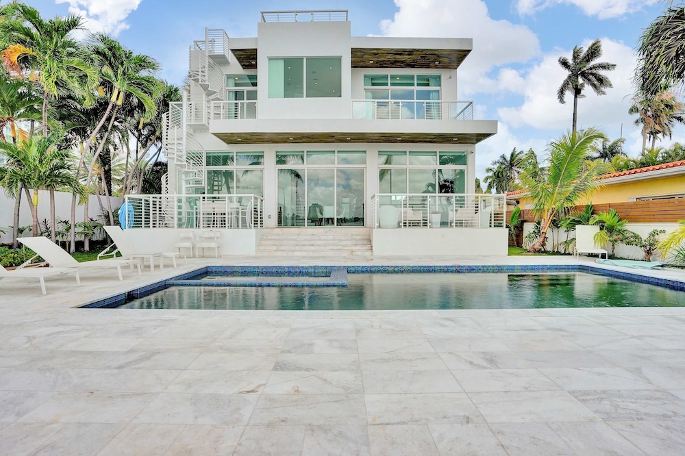 Miami Stunning Waterfront Villa Escape