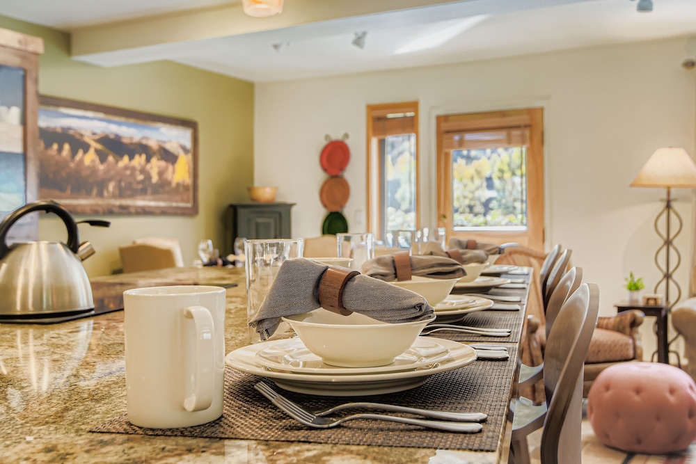 Charming 2br Escape Hot Tub, Bbq & Mountain Comfort 1424 2 Bedroom Condo