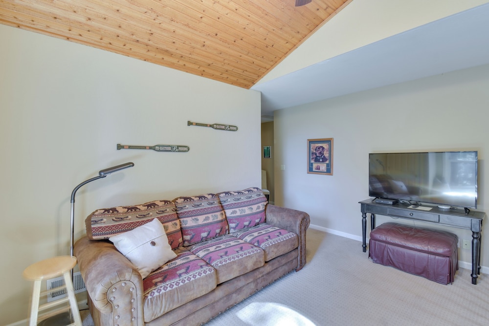 Hot Tub + Pool Table: Cabin Near Calaveras Park!