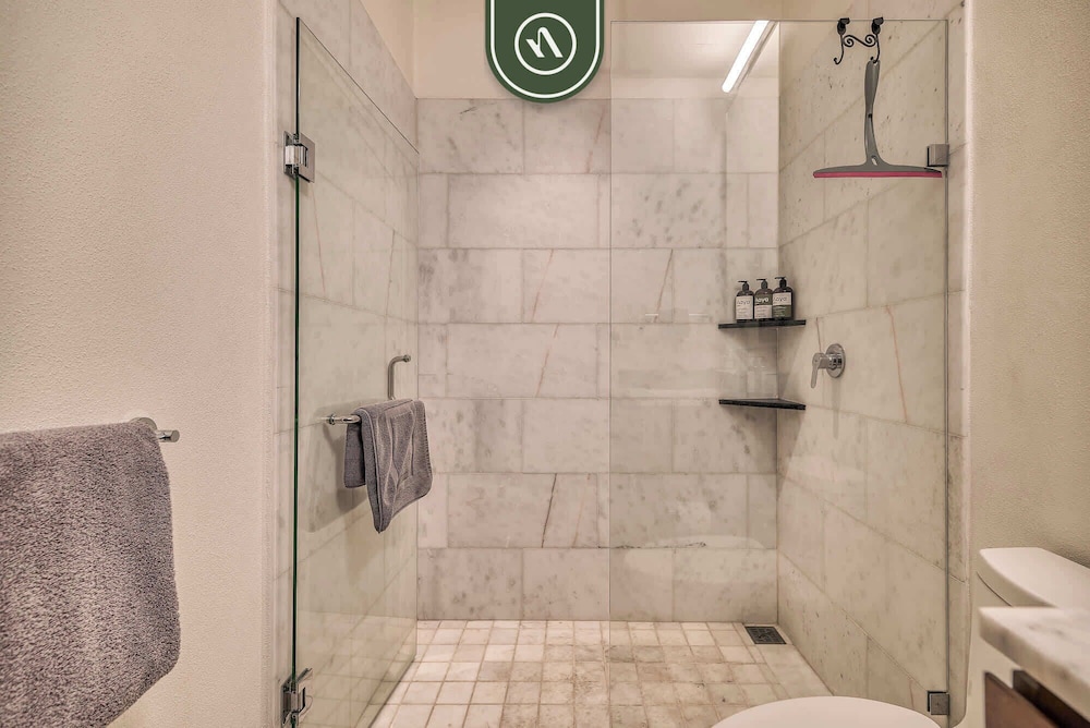 Luxury 2 BR Condo Near Golf Courses and Marina