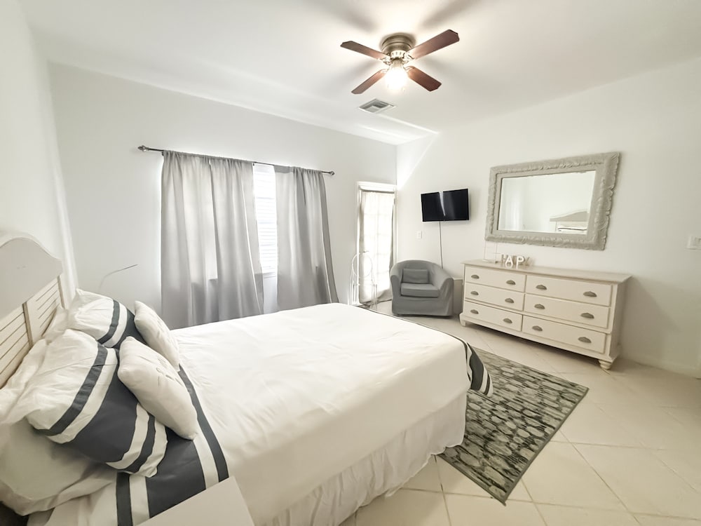 Beautiful Fam-friendly Property w Access to Sandyport Beach Resort