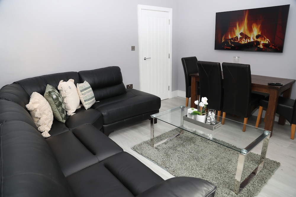 Apt - Sleeps 3 - Parking - Stn Close