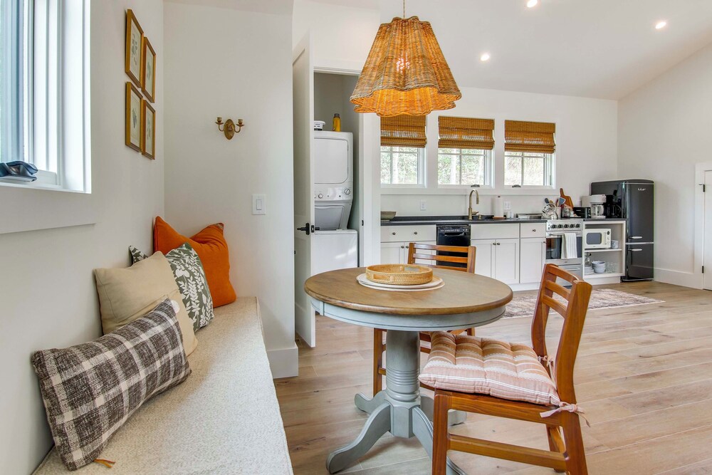 Modern Mountain-view Gem w/ Deck in Glenville
