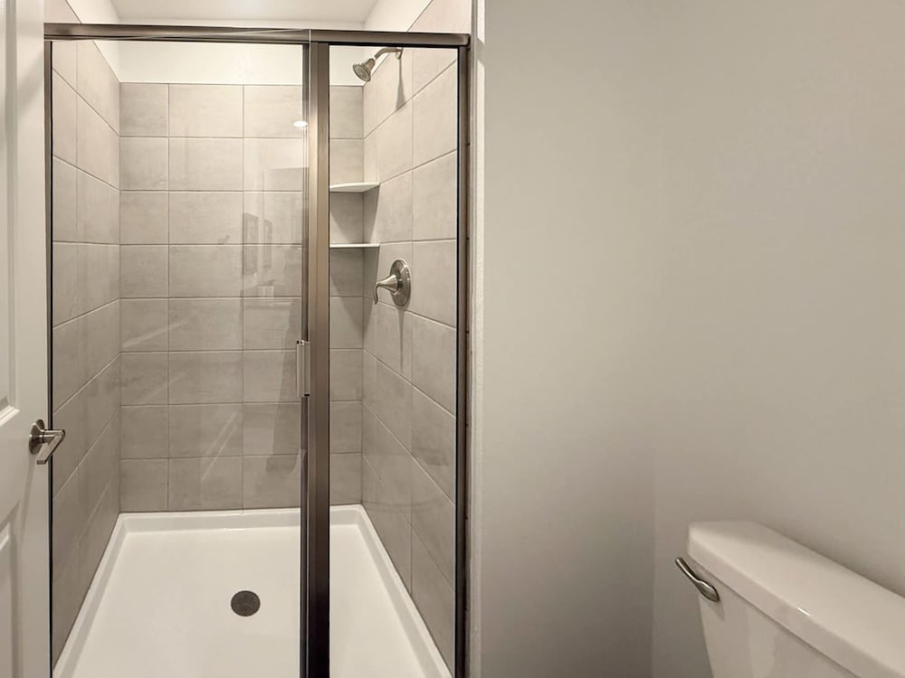 Contemporary Townhouse w Pool BBQ Sleeps 12