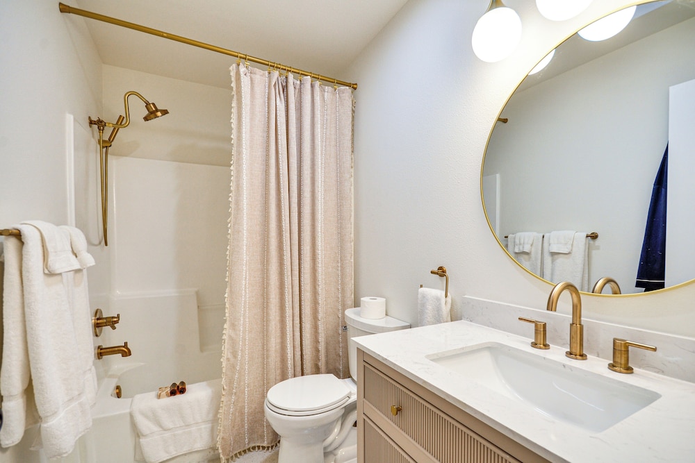Near Shops & Cafes: Beaverton Haven w/ Luxe Decor!