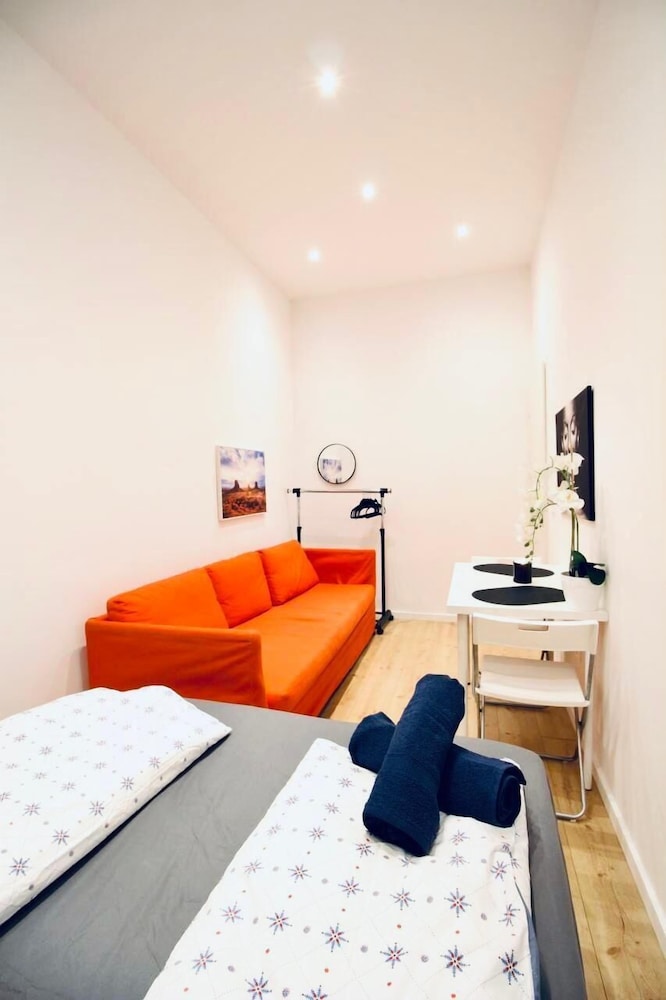 Family 5BR Apt Near Augarten Garden