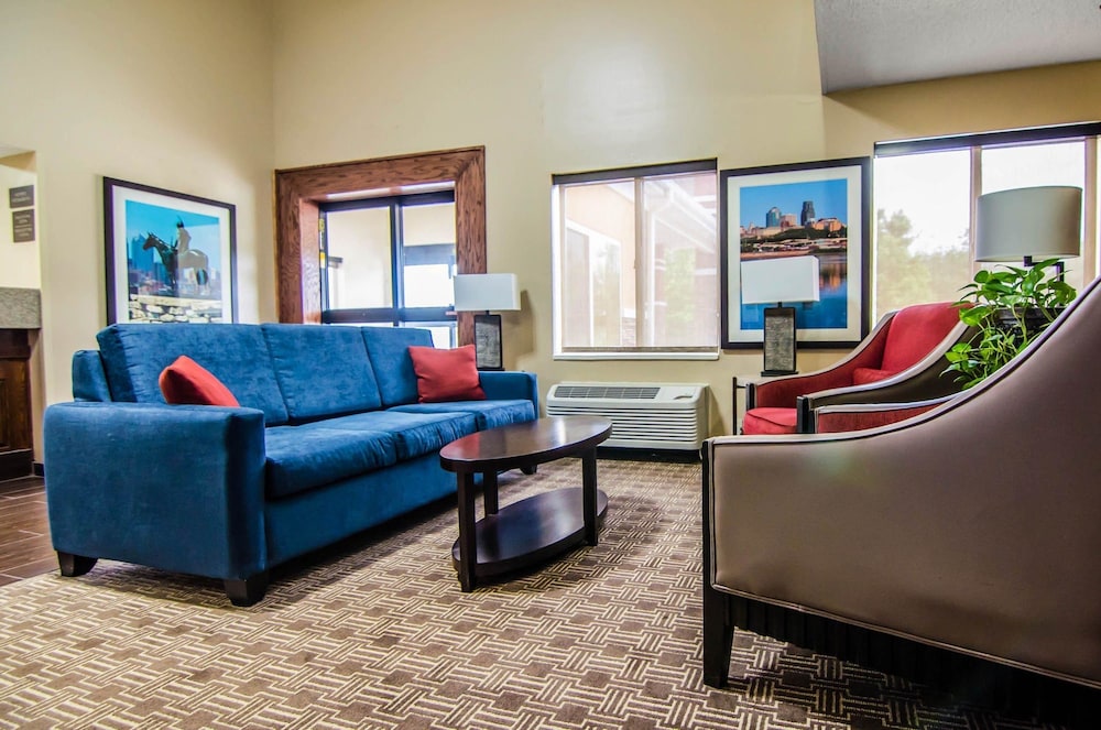St Joseph Vacations - Quality Suites St. Joseph - Property Image 2