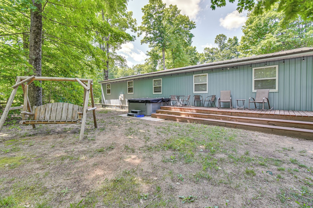 Woodsy 20-acre Retreat w/ Hot Tub in Mancelona