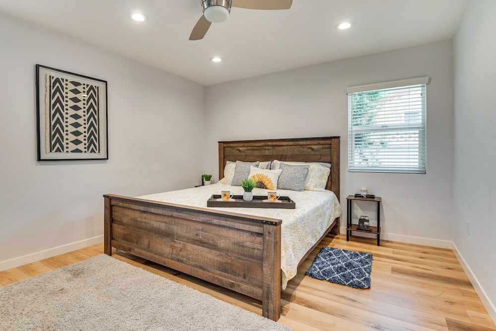 4 Mi to Sofi Stadium, Fenced Yard: Modern Retreat!