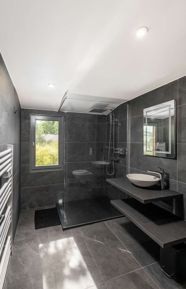 Chalet du Faubourg & Jacuzzi privatif view 5