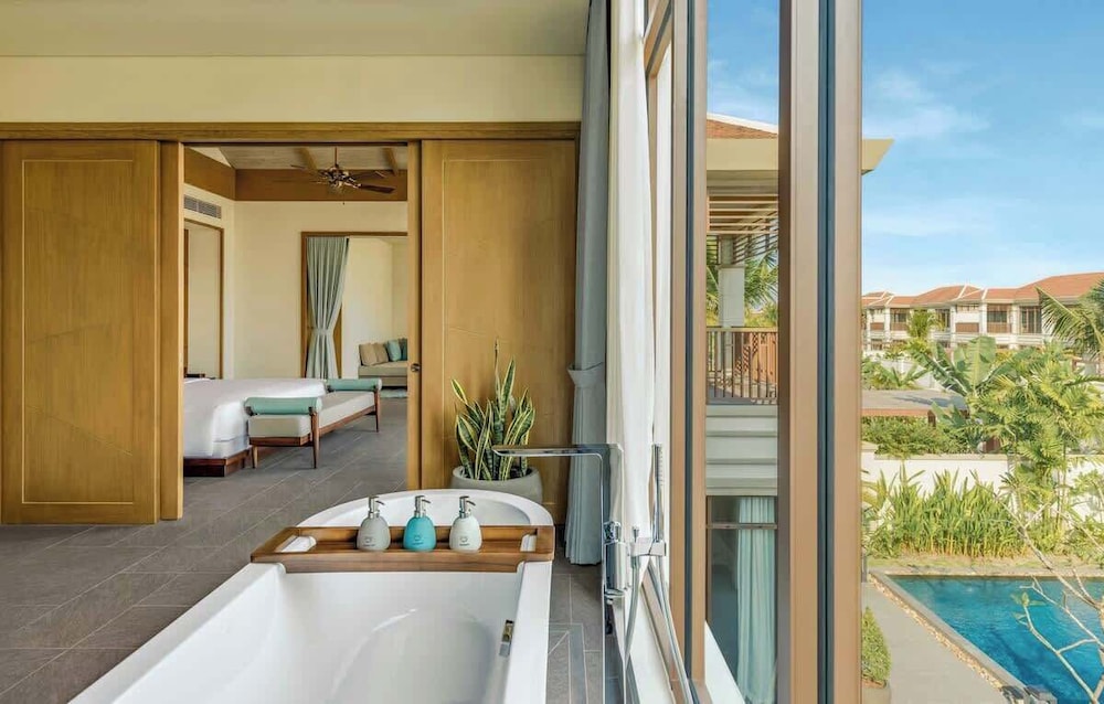 Beachside Villa: 2BR Private Pool & Breakfast