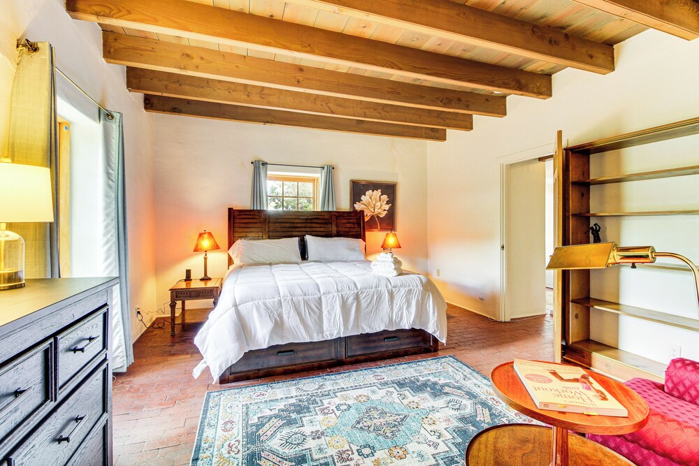 3 Mi to Zoo & Garden: Spacious Albuquerque Home