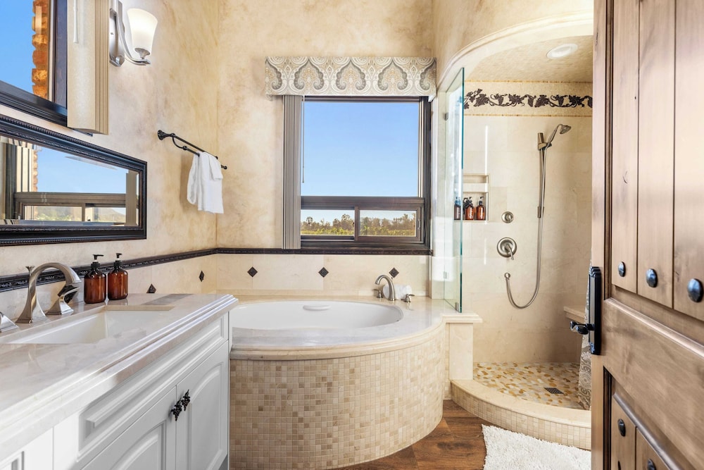 2 Homes in Bella Vista Rd by Avantstay Sleeps 8, Vineyard Views, Patios & Fireplace in Temecula Wine Trail